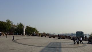 高台にある広場