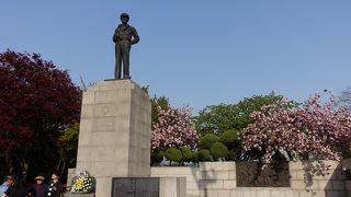 大きな立像です