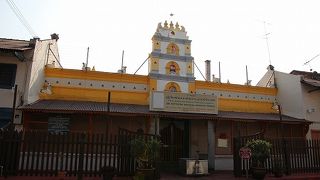 異なる宗教が共存する通り