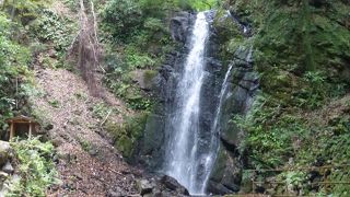 湯河原五大滝の１つ。近くに五段の滝もあります