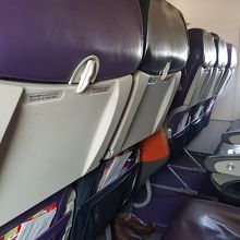 座席間は狭いです