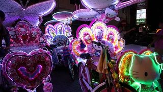 ド派手な人力車はマラッカ名物