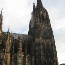 彫刻がびっしりの外観