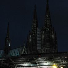 ケルン駅と　ケルン大聖堂