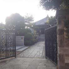 わりと洋風の入口がかっこいい