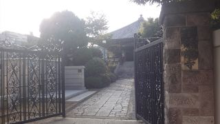 住宅街の奥にある