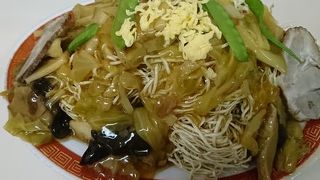 甘い餡がかかった焼きそば