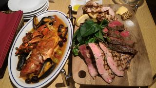 比較的新しい同系列店。マスコミやビジネス向けの感あり。奥まった感じの席づくりが残念