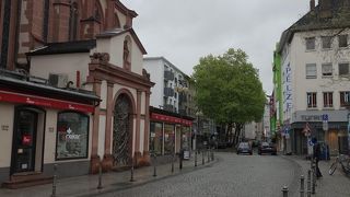 リーブフラウェン教会の南側の通りです