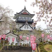 横手城二の丸跡に立つ模造天守