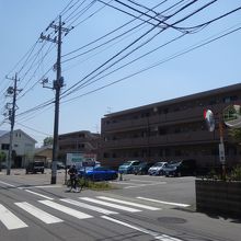 駐車場は道路を挟んだ店の向かいにあります。