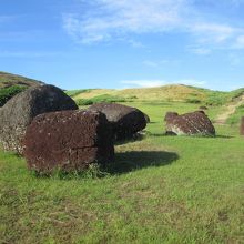 島の高台にあります