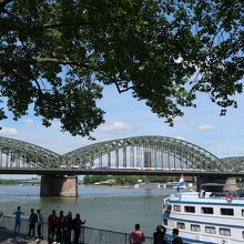 ライン河岸からホーエンツォレルン橋を望む