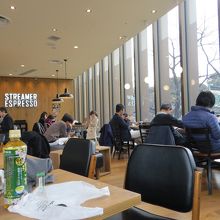 大きなガラス窓が印象的