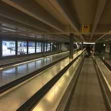 空港の中　