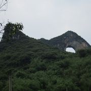 バスを降りて撮影　･　丸い穴が開いた山