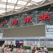 高速鉄道で桂林へ　*　セキュリティチェックをしてから巨大な駅構内に入ります