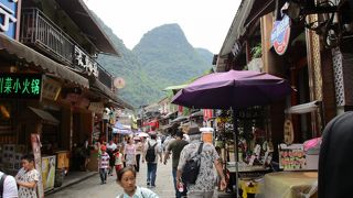 漓江くだりの船着場から歩いてすぐ　*　賑やかな歩行者天国