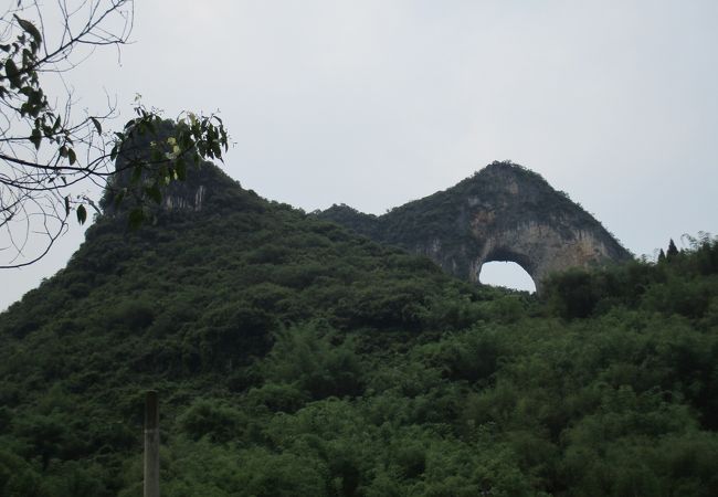 バスを降りて撮影　･　丸い穴が開いた山