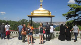 金の天蓋付きの東屋