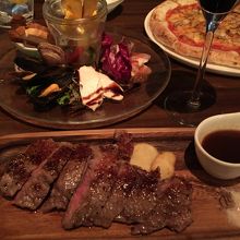 熟成肉。レギュラーサイズです。肉の風味がよく出ています。ラー