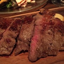 熟成肉。レギュラーサイズです。肉の風味がよく出ています。ラー