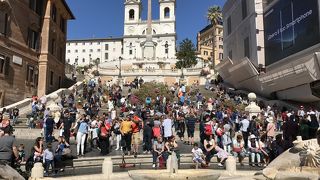 スペイン階段の上にある教会