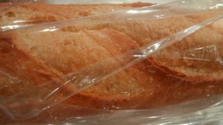 カフェスペースと販売スペースが通路はさんでいます