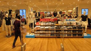 バンコクのユニクロでも採用