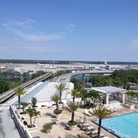 ホテルのプールの向こうに見える飛行機