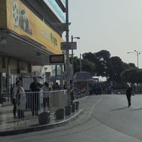 ホテル正面。どのバスを利用するにも非常に便利。