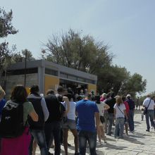 チケット売り場。夏はさらに激しくなるでしょう。