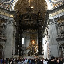 素晴らしい装飾のサンピエトロ大聖堂内部！