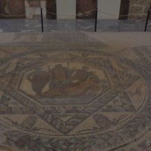 モザイク画はなかなか見事。