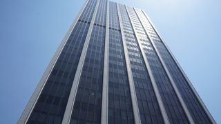 金王坂の途中に建つ高層ビル