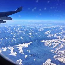 飛行機の窓から眺める天山山脈