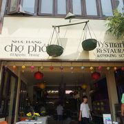 市場っぽくて屋台風の店内、ベトナム料理の名前を知らなくても注文できます