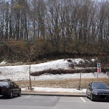 駐車場には雪も残ってました