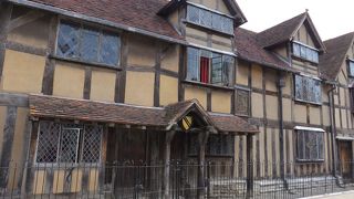 父親は皮手袋商人であり・・・