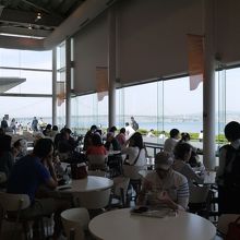 フードコートから明石海峡大橋や瀬戸内海が眺めれる