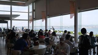 海側は絶景フードコート