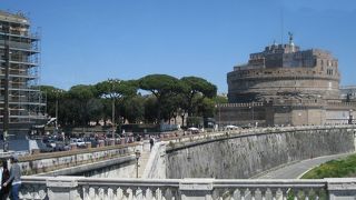 円形のお城とテベレ川に架かる橋との兼ね合いが絵になるよ！