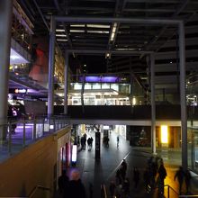 駅舎とショッピングモールは一体化してます