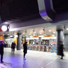 改札口も広めに作ってあります