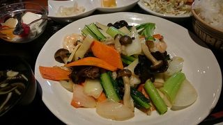 ランチには手頃な値段の定食も