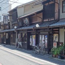 姉小路に古風な店の一軒