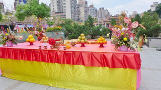 龍山寺の門前にある公園