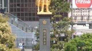 黄金の織田信長像がある広場です。
