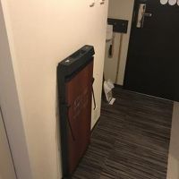 ドアの横にズボンプレッサー