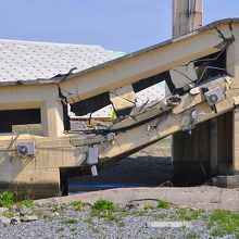 そばに残されている壊れたままの建物